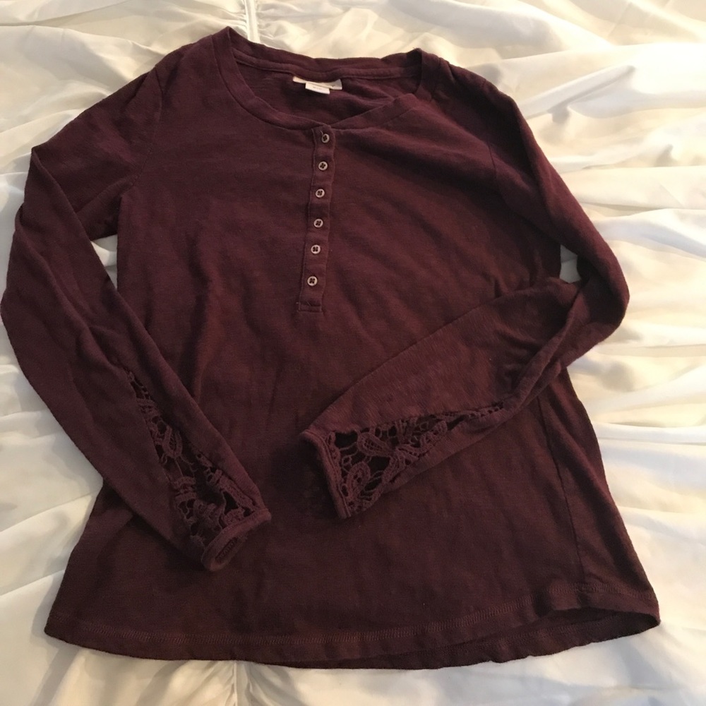 Women’s burgundy long sleeve shirt